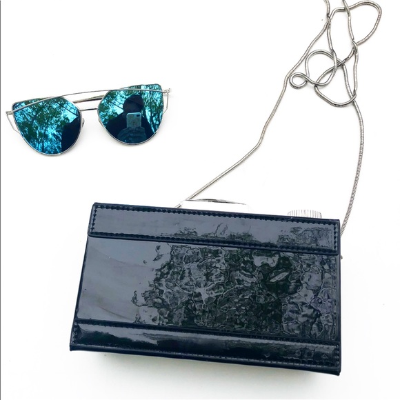 New Compact Handbag In The Shape Of A Camera - Picture 5 of 8